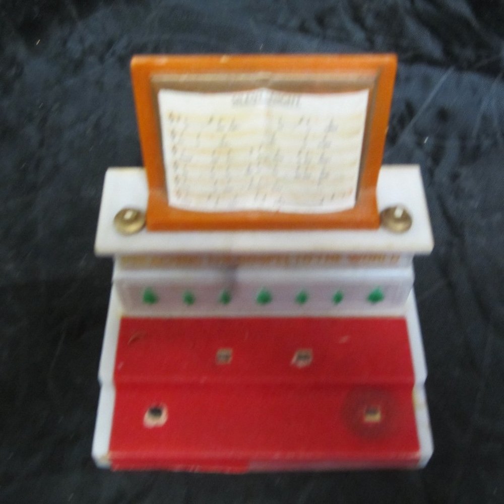 VTG 50'S PLASTIC CHRISTMAS MUSICAL DECORATION, WHITE ALTAR RED CARPET TREE